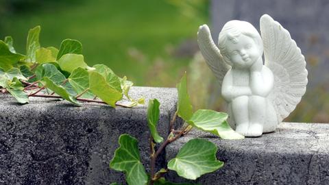 Engelfigur auf einem Grabstein