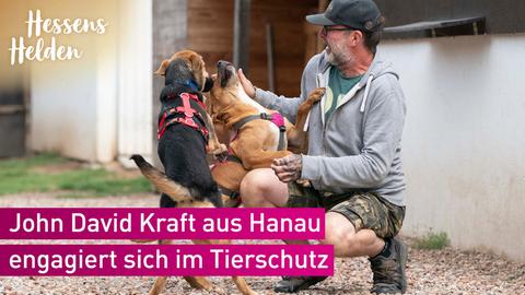 John D. Kraft mit zwei Hunden