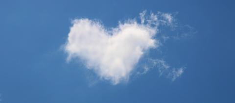 Herzförmige Wolke am blauen Himmel