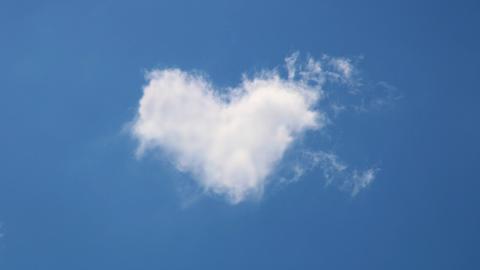 Herzförmige Wolke am blauen Himmel