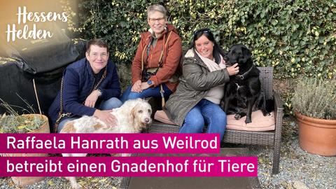 Raffaela Hanrath, Claudia Förster und Tatjana Proske mit zwei Hunden