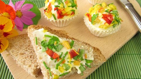 Kräuterbutter mit Blüten in Pralinenform