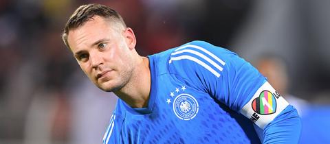 Manuel Neuer mit der "One Love"-Kapitänsbinde, die die FIFA verboten hat