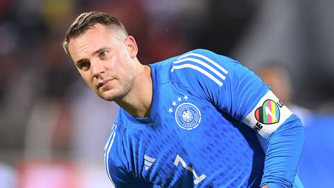 Manuel Neuer mit der "One Love"-Kapitänsbinde, die die FIFA verboten hat