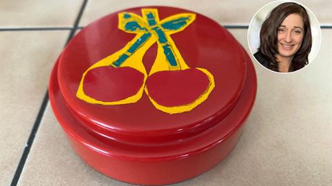 Rote Plastikdose mit Kirschmotiv - Muttertagsgeschenk von Inka Gluschke an ihre Mutter