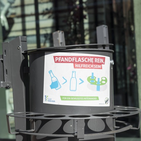 Pfandring an einem Mülleimer