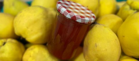 Ein Glas Quittengelee und Quitten