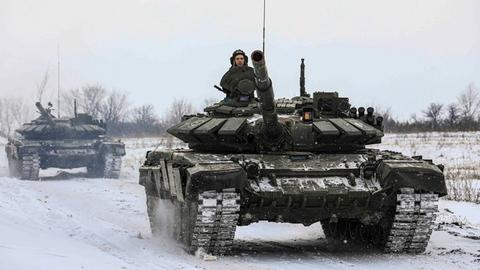 Russische Panzer bei einem Manöver