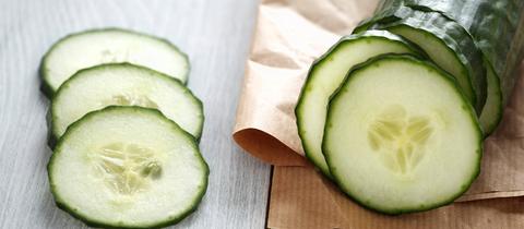 Salatgurke angeschnitten und in Scheiben geschnitten