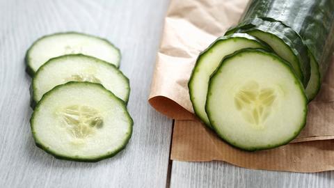 Salatgurke angeschnitten und in Scheiben geschnitten