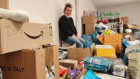 Sandra Hilpert im Hinterzimmer ihres Ladens, der mit Futterspenden gefüllt ist