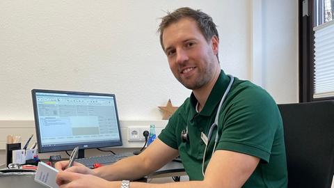 Stefan Waßmuth in seiner vorübergehenden Praxis