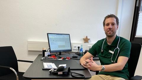 Stefan Waßmuth in seiner vorübergehenden Praxis