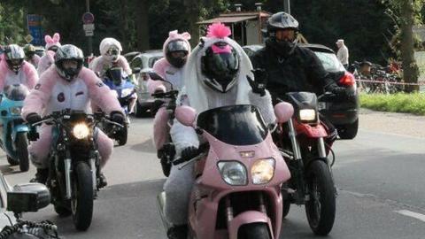 Streetbunnycrew auf ihren Maschinen unterwegs