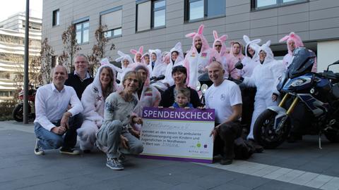 Die Streetbunnys übergeben 2018 einen Scheck in Höhe von 3.400 Euro an den Verein für ambulante Palliativversorgung von Kindern und Jugendlichen in Nordhessen
