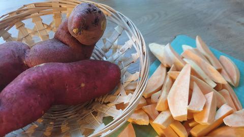 Vera John hat Süßkartoffeln in ihrem Garten angebaut