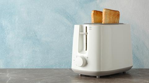 Toaster mit getoastetem Weißbrot
