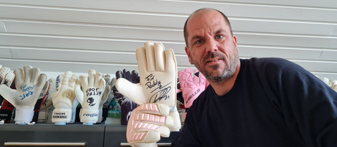 Patrick Schuch mit den Handschuhen von Kevin Trapp