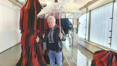 G. G. Anderson mit Schirm in der Waschstraße
