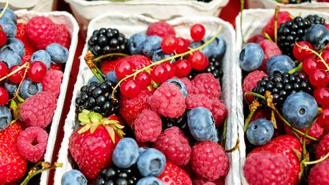 Verschiedene Beeren in Kartons