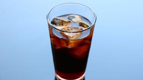 Ein Glas Cold Brew mit Eiswürfeln