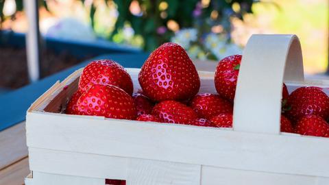 Erdbeeren in einen Korb