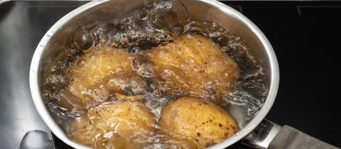 Kartoffeln kochen in einem Topf