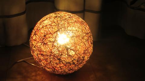 Eine Kugel aus Wolle als Bodenlampe