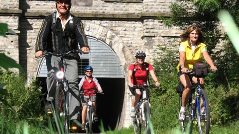 Radler vor dem Tunnel auf dem Milseburgradweg