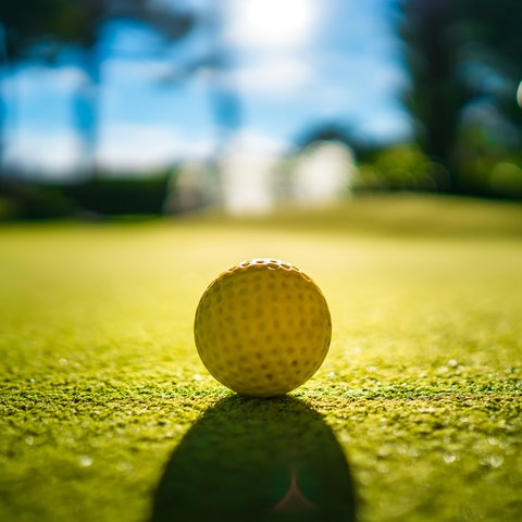 Blick auf einen Minigolfplatz - der Ball liegt bereit.