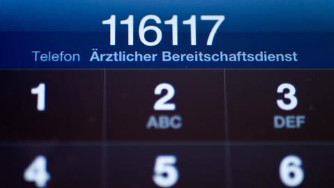 Notfallnummer 116 117 auf dem Display eines Telefons