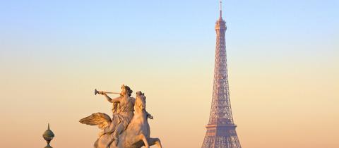 Der Eiffelturm vom Place de La Concorde fotografiert -mit der Statue im Vordergrund