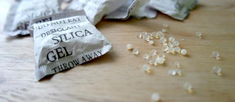 Silica-Gel-Säckchen und -Kügelchen