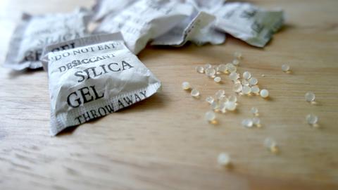 Silica-Gel-Säckchen und -Kügelchen