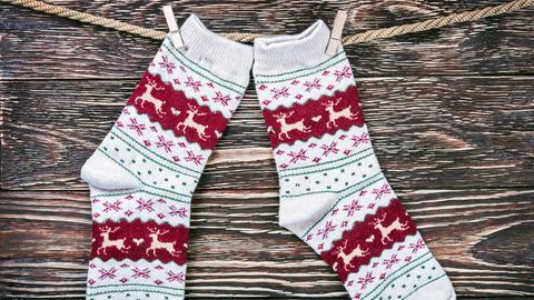 Weihnachtliche Socken an einer Wäscheleine