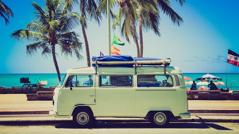 Alter VW-Bulli als Wohnmobil umgebaut am Strand