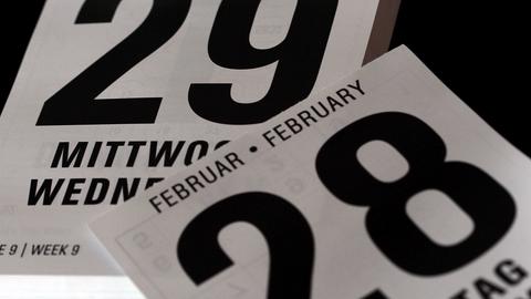 Ein Abreißkalender zeigt den 28. und den 29. Februar