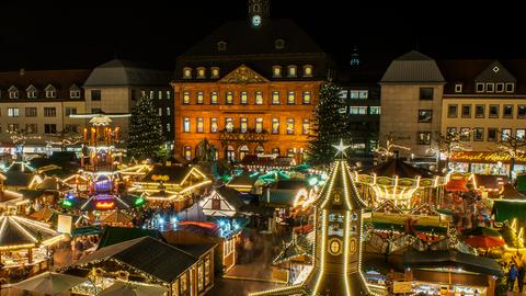 Der Weihnachtsmarkt in Hanau mit dem Adventskalender in den Rathausfenstern