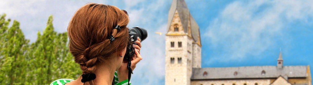 Frau fotografiert Kirchturm