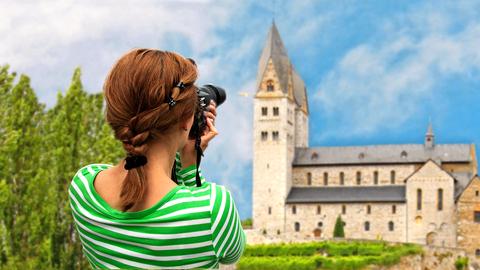 Frau fotografiert Kirchturm