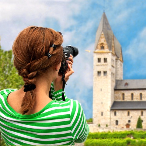 Frau fotografiert Kirchturm