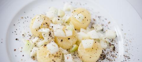 Handkäse mit Musik auf einem Teller